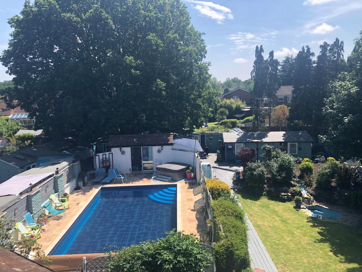 Hazelwick * Hookwood